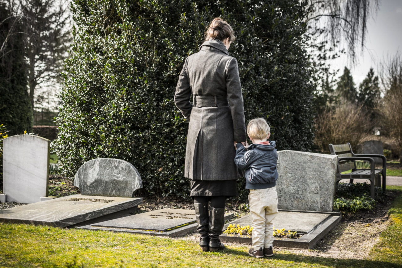 mother and child at graveyard Image to illustrate bereavement